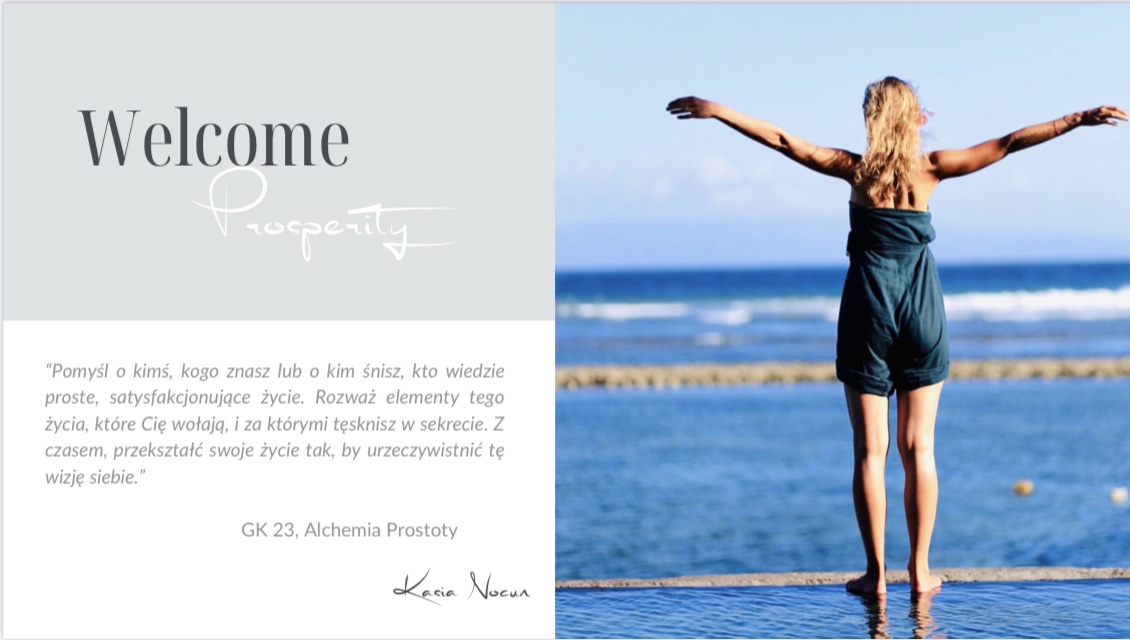 Welcome Prosperity — kobieta z rozłożonymi rękami nad oceanem