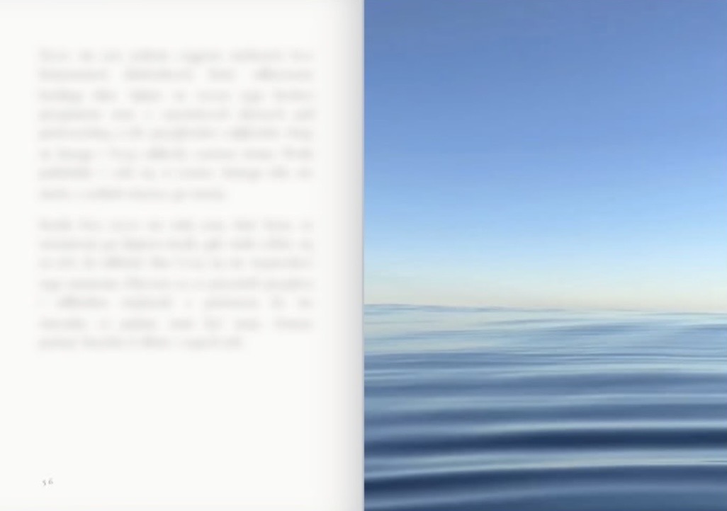 Rozkładówka książki ze spokojną taflą oceanu